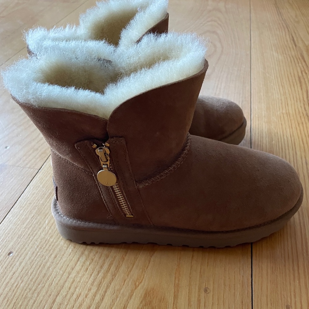 Short NEW UGGS with zipper